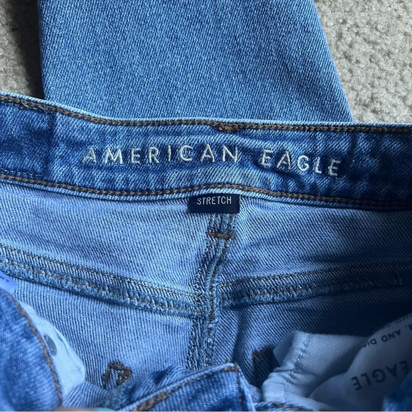 Light Wash Mom Jeans - Picture 5 of 6